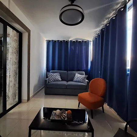 Linda Con Piscina Privada فيلة